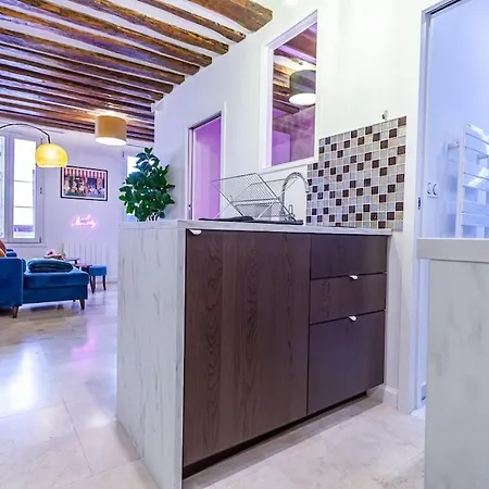 At Place Bastille Near Metro And Maris Modern Comfort In The Heart Of Parisian History Apartamento París